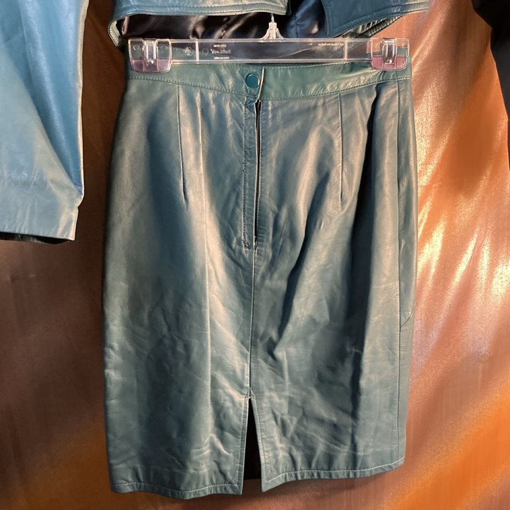 Vintage 80’s teal leather skirt suit. Classic hug shoulders waist detail size M - Picture 6 of 9